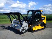 JCB 320T schranklader met FAE UML 150 mulchfrees